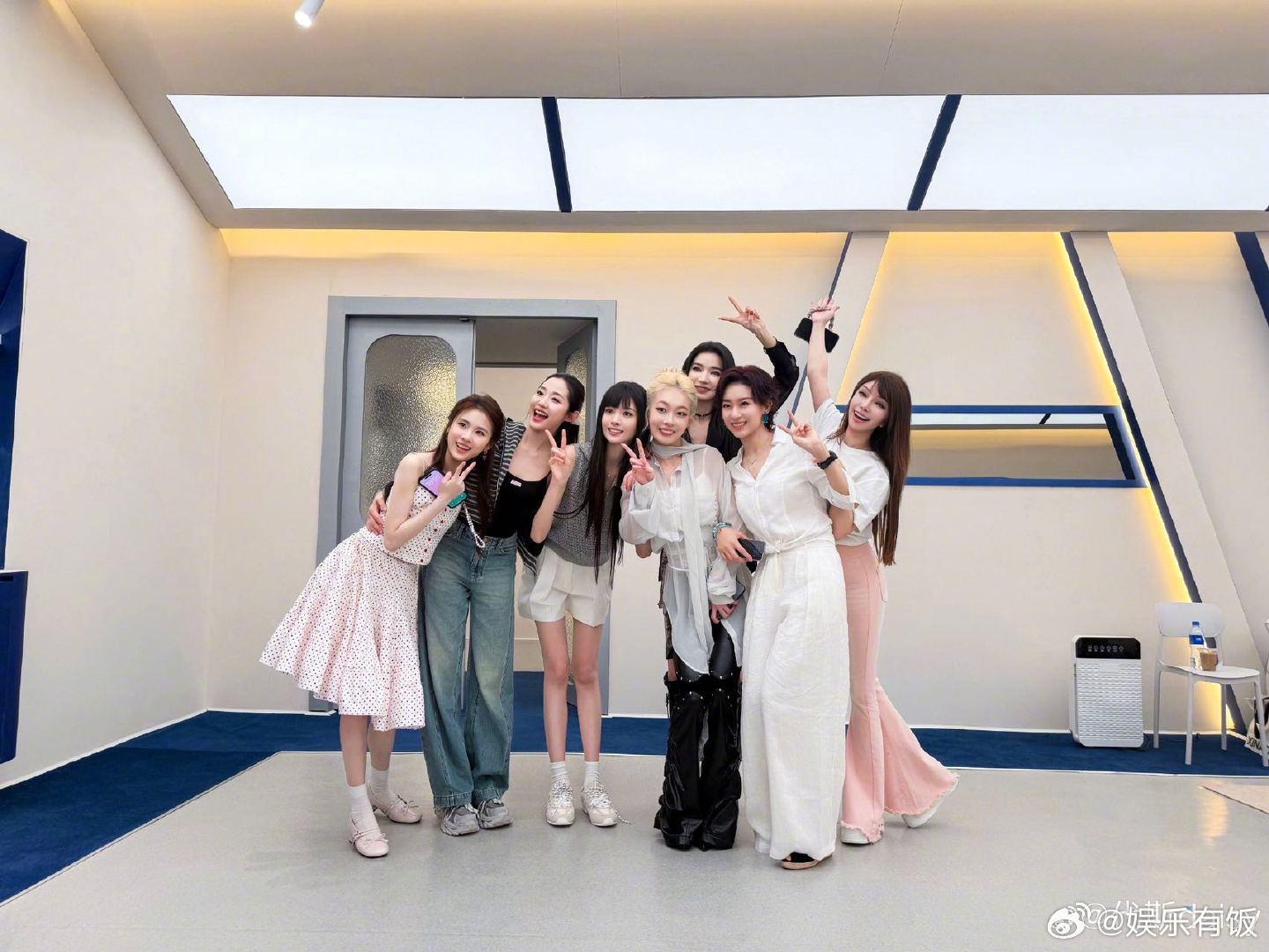 代斯发了好多合照 微博刚更新了满满18宫格和其他姐姐们的合照！！！镜头里的大家都