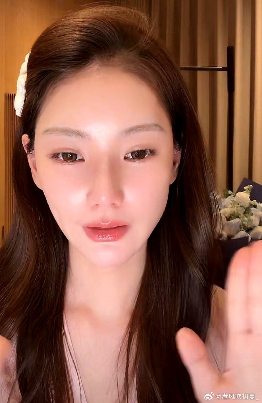 主播筱梅的直播间，镜头前的人影突然晃了一下。 她撑着桌子，想坐稳，但眼前的补光灯