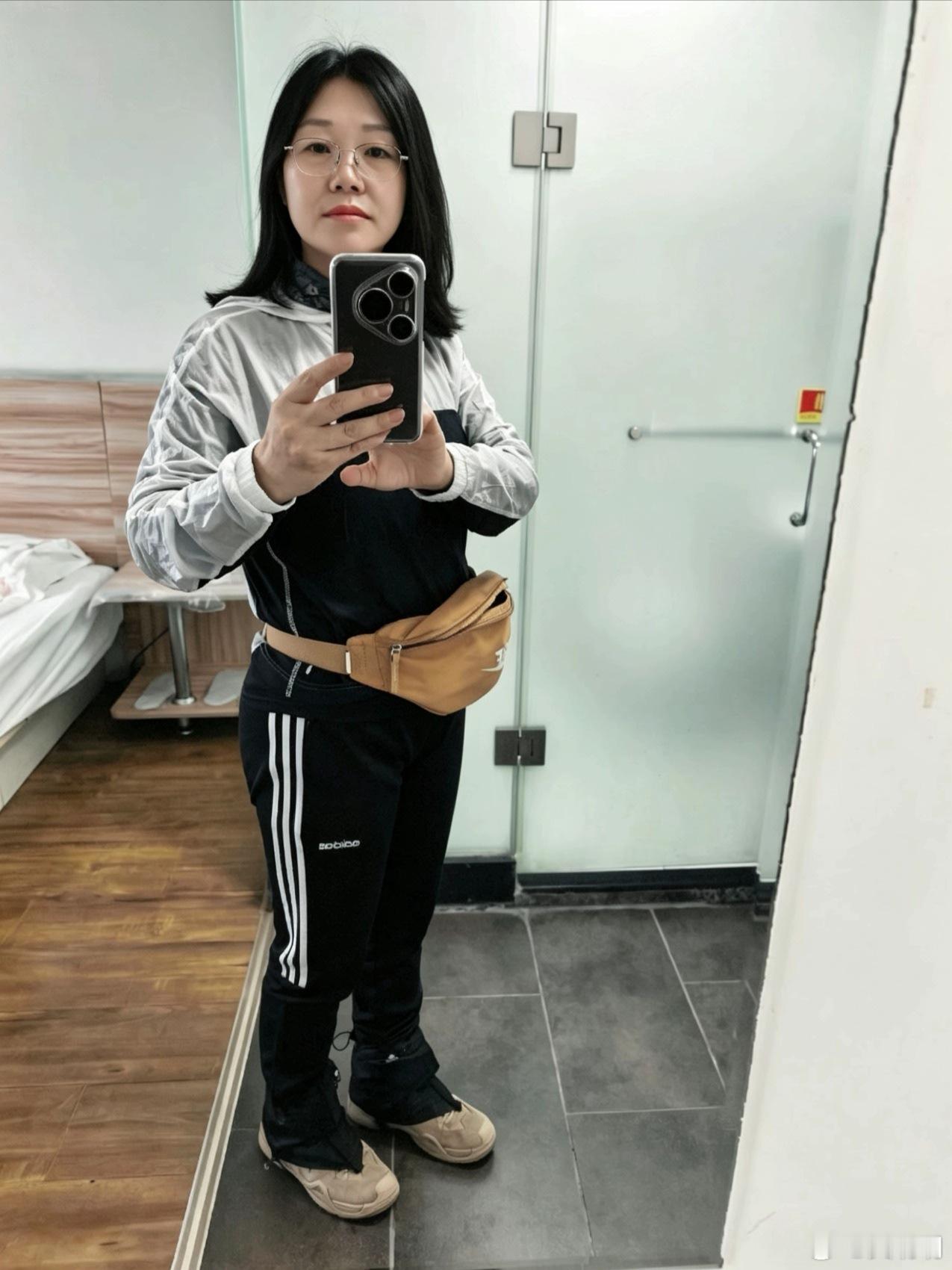 准备出发啦！ 不知道是镜子的问题还是灯光的，拍出来有点差别。 