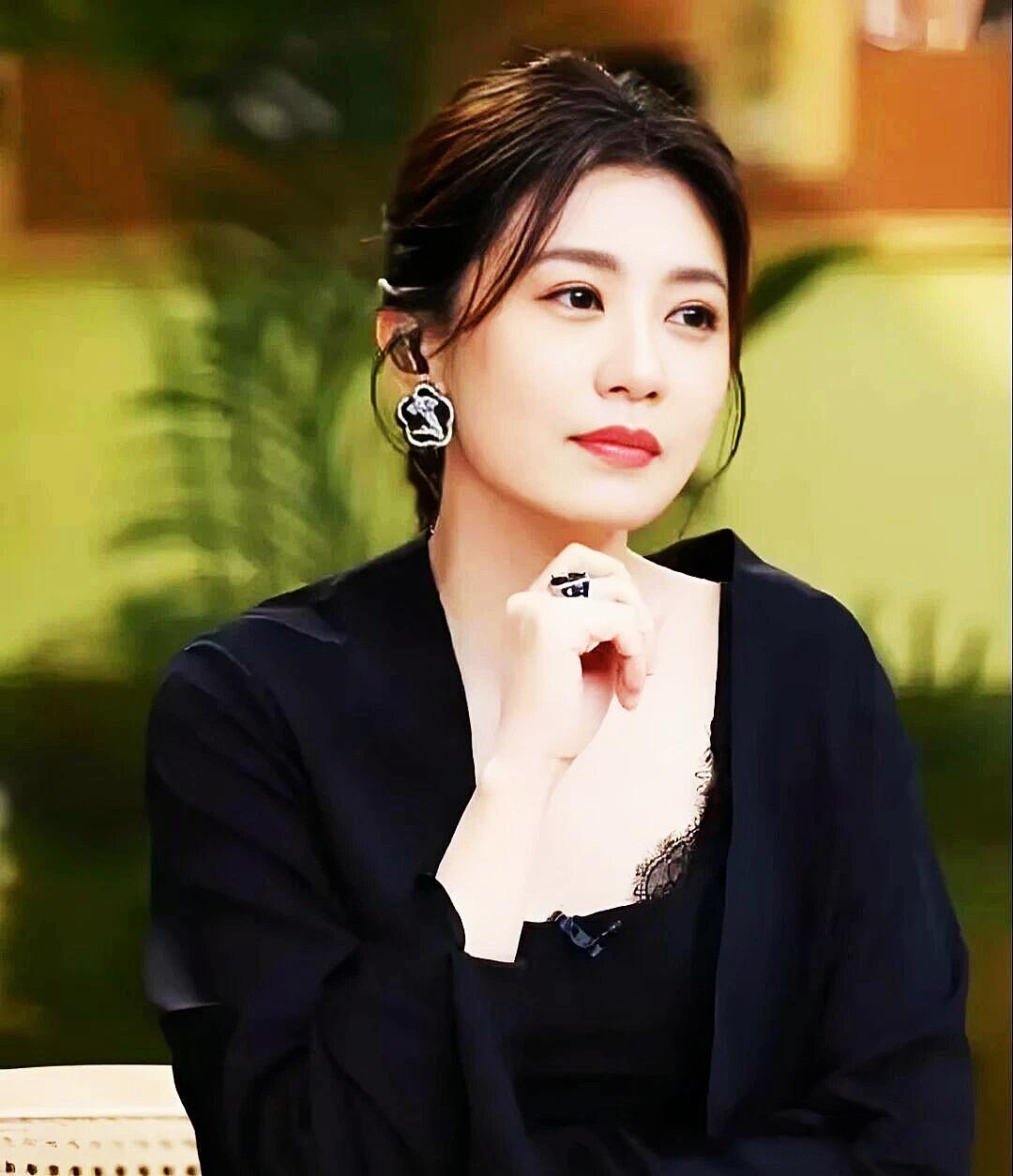 为什么有些女人刚开始不怎么样，到了40岁之后越来越好看了呢~~~贾静雯的美，真的
