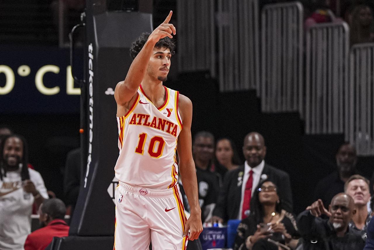 他可是去年的状元呀！却从来没有新闻报道过他。
即使是夸梅布朗这样的状元，打的不好