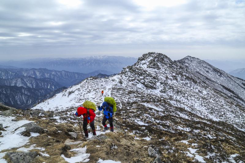陕西秦岭鳌太线这次违规穿越事件太让人痛心了。5名驴友1月2日凌晨避开管护站，进入