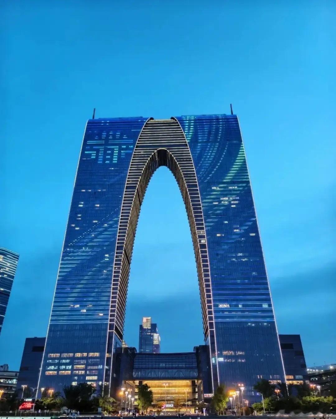 苏州市A股上市公司市值十强1.东山精密目前每股211.39元，总市值3871.8