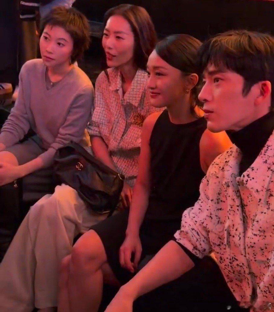 香奈儿秀场，窦靖童、刘雯、周迅、井柏然同框。周迅坐在了井柏然刘雯的中间。刘雯坐在