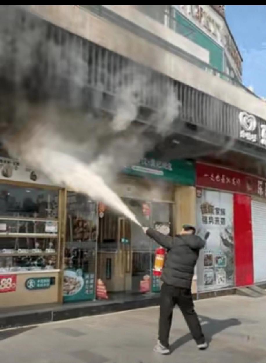 他绝对配得上这面国旗！近日，江苏镇江一男子正在某饭店吃饭，突然一股烟熏味儿袭来，