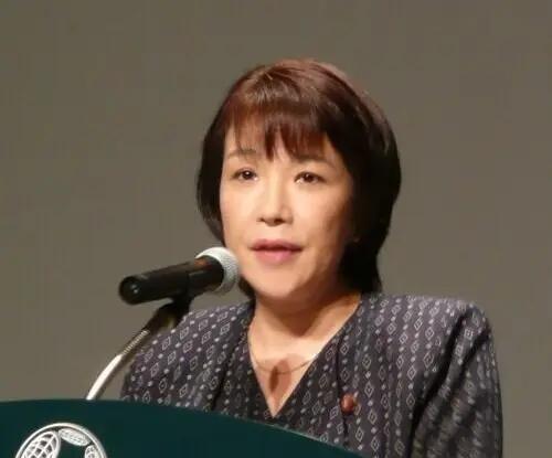 为啥中国连续组合拳对高市早苗毫无影响？反而助其大胜，自民党单独获得2-3席位，原