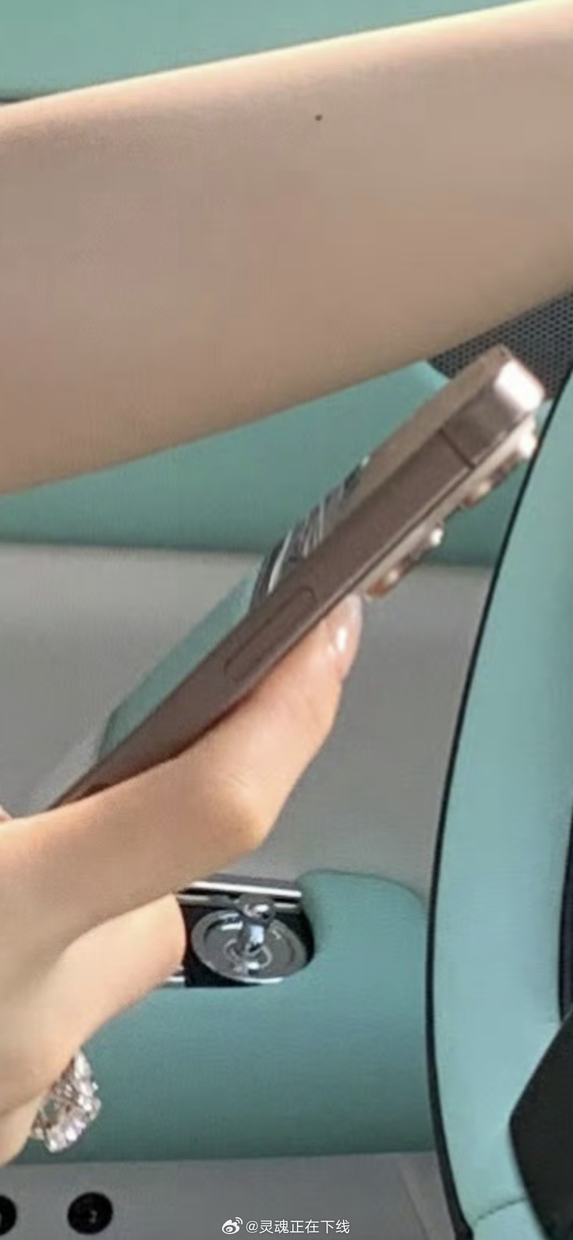 富人新标识：iPhone不贴膜不带壳！苹果不建议给iPhone贴膜 ​​​