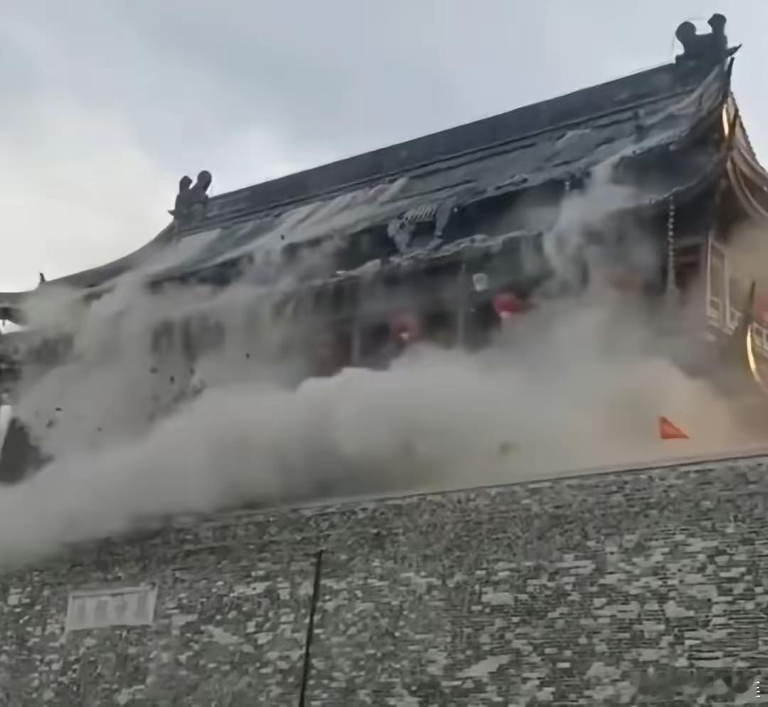 一觉醒来，现在最难受的就是潘先生了吧，​因为他的公司在上一年才刚完成了对凤阳鼓楼