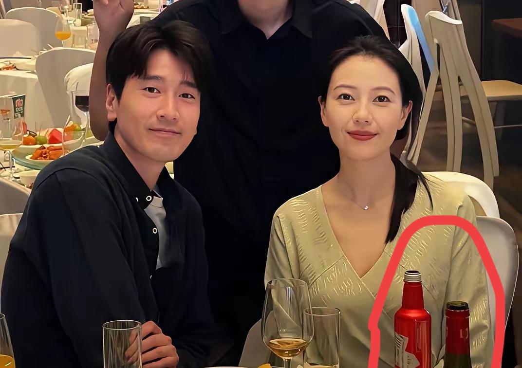 高圆圆喝的是什么牌子的酒，看上去都是英文的