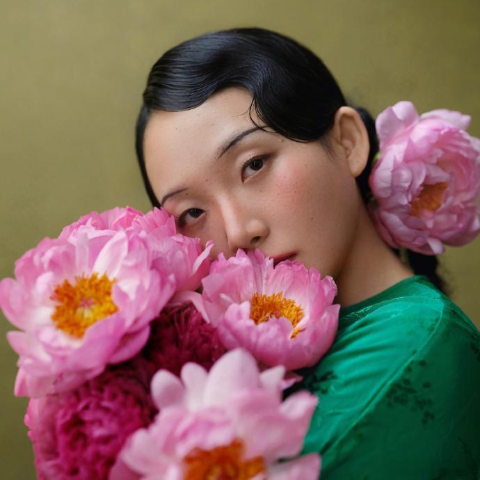 周涛说一辈子都没穿过李嘉琦风格的衣服交换衣橱这段反差感十足，周涛面对小辣鲜亮可爱