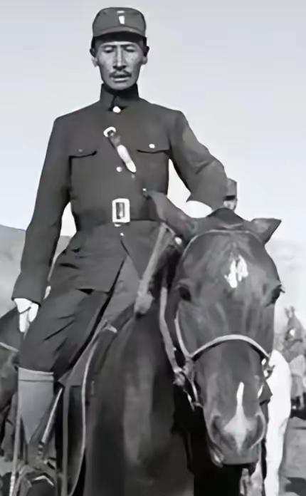 1932年，马占山宣布向日本投降，顿时国内上下骂声一片，然而在受降仪式上，马占山