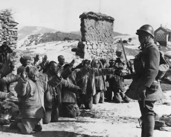 任何时候，都不要以下跪的姿势，企图获得敌人的怜悯！因为，事实就是，这会激发敌人暴