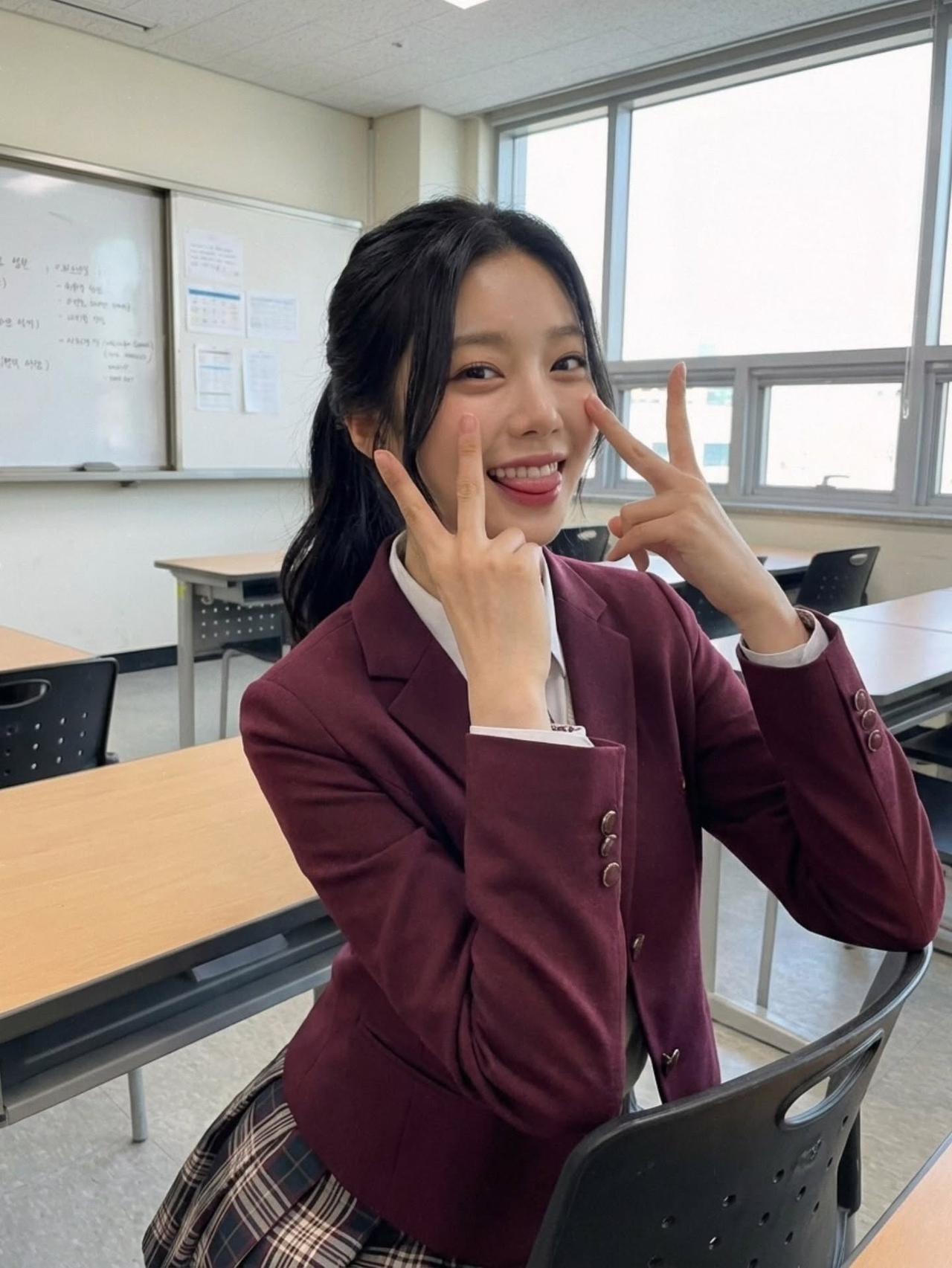 晒图笔记大赛元气少女在教室里，比出可爱手势😊