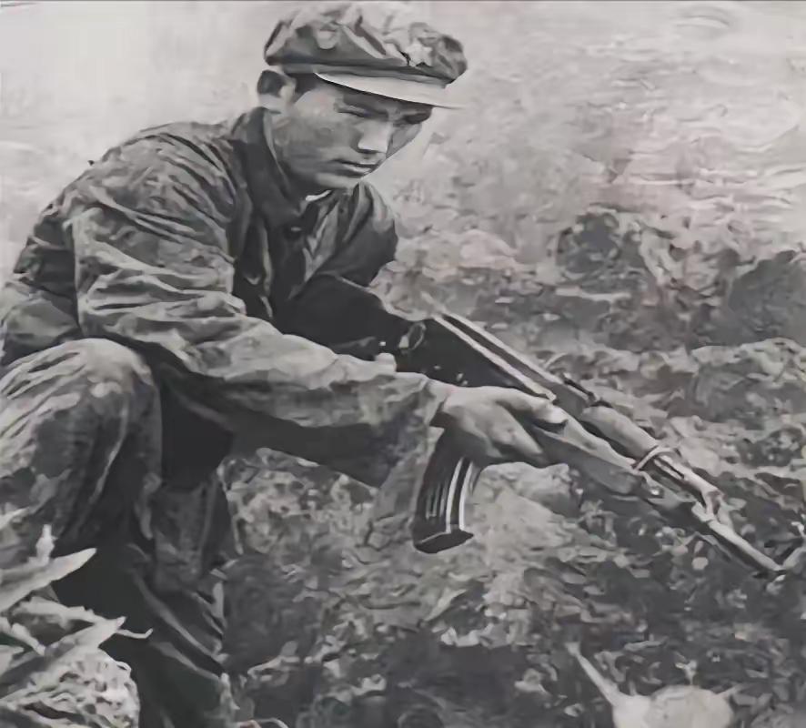1979年，郑宏余被七八名越军包围，越军见他只有一个人，就喊话让他投降，郑宏余听