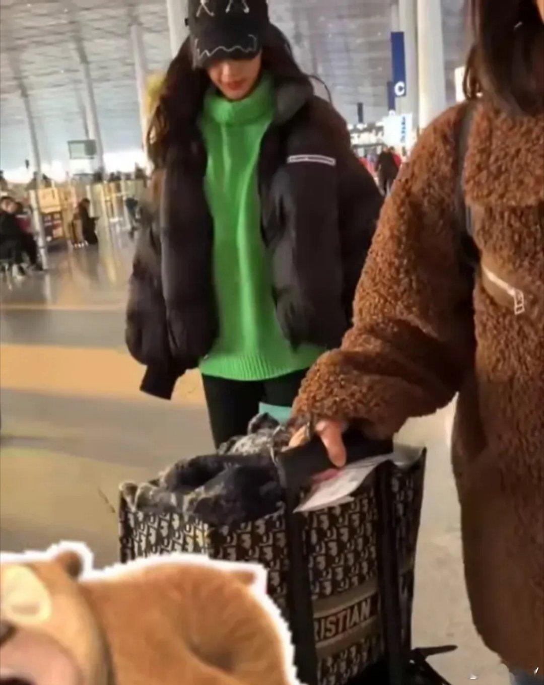 杨颖i走机场，喜笑颜开，看起来状态还是不错的，应该是找到新的发展方向了吧！ ​​