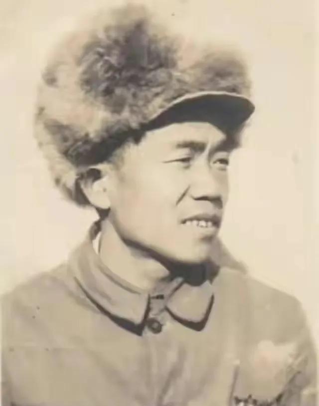 桌上仅一碟青菜、一盘韭菜炒蛋，聂凤智的笑问脱口而出：“就这？”作战科长低声的回应