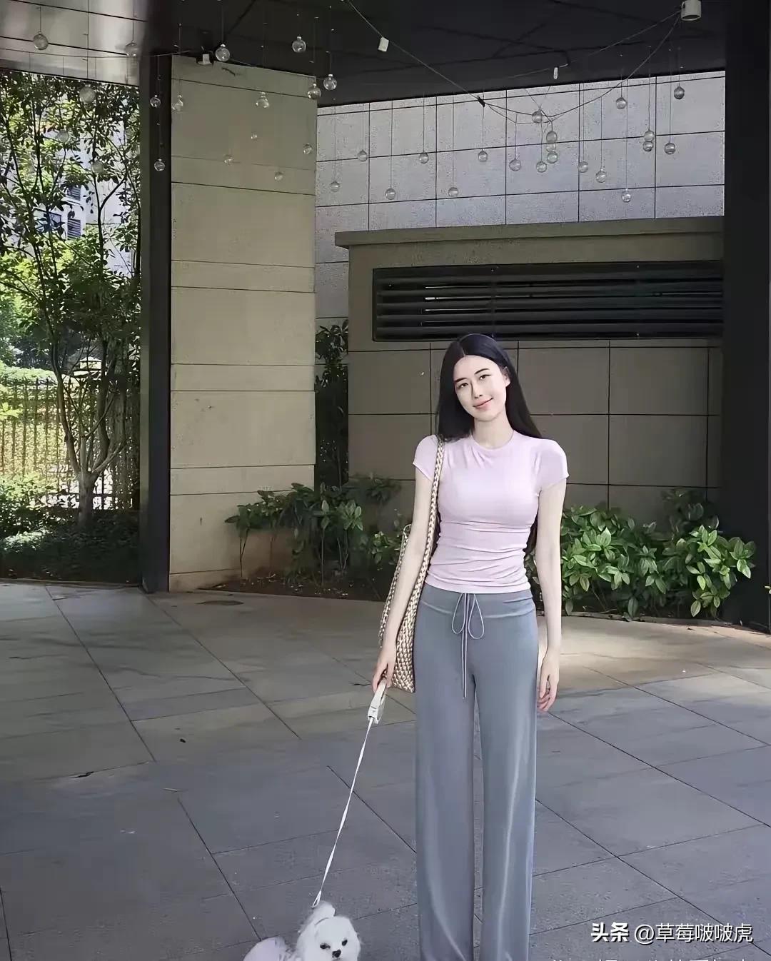 都说她长得像关之琳，像吗？