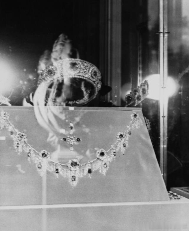 老照片 1935年，罗刹菲利克斯·尤苏波夫亲王夫妇流亡英国期间，在伦敦参观俄罗斯