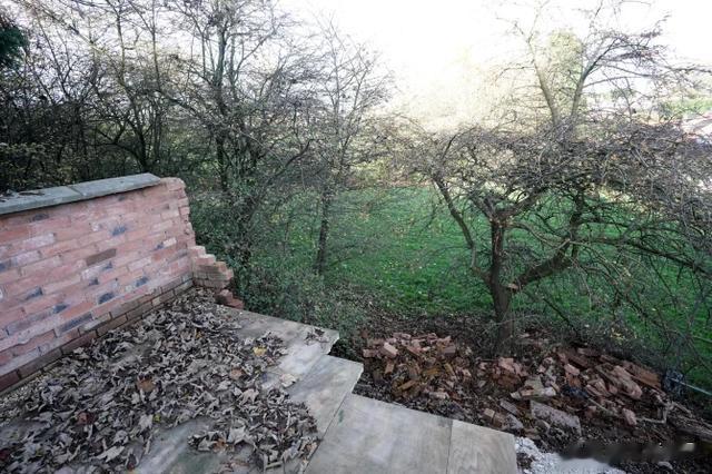 英国夫妇新屋交房第一天墙壁塌掉，无奈再花17万元修复