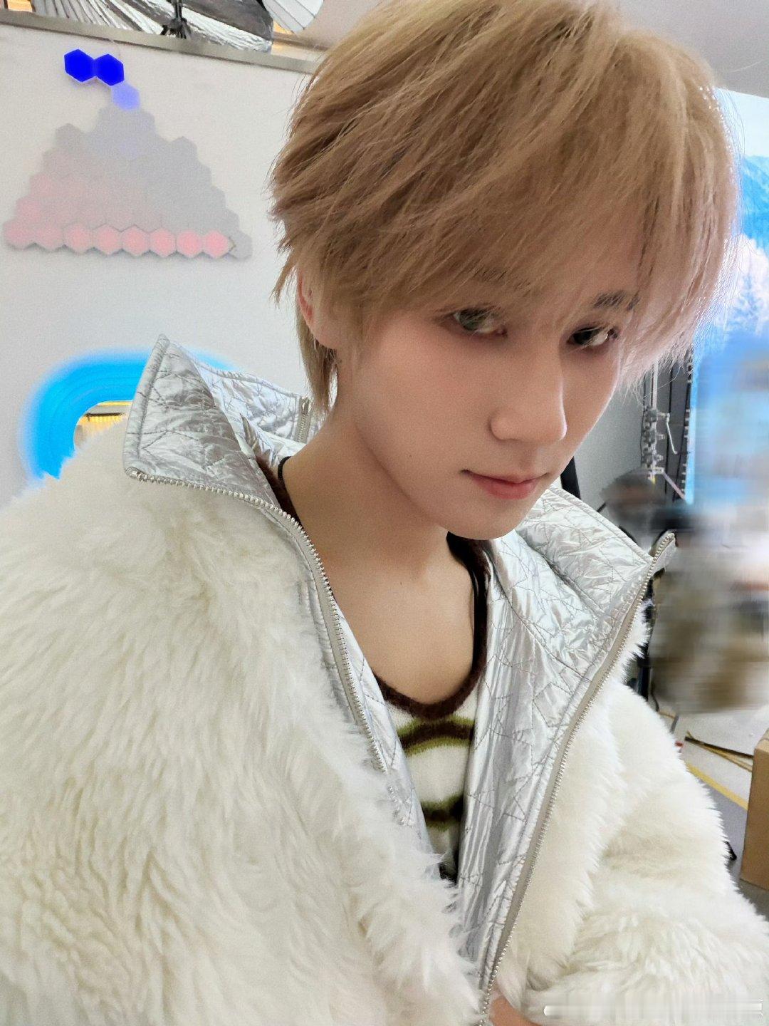 张真源晒前两天的自拍张真源晒前两天的自拍 