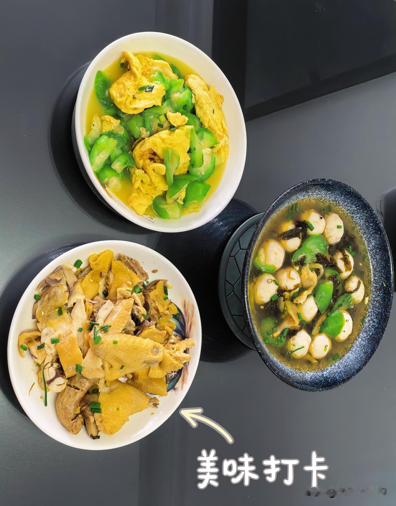 周六简单的午餐～
昨天的盐焗鸡还有半只
焗盐焗鸡的半碗鸡汤，跟 墨鱼丸，虾皮紫菜