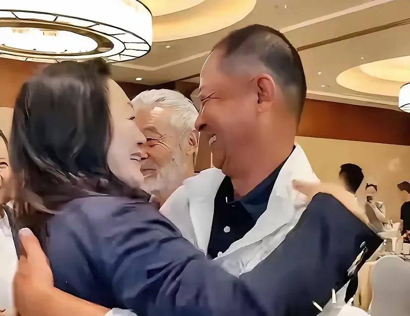 年龄越大，胆子越大，很多年轻时候不敢做的亲密动作，老了做起来就没有心理负担了。像