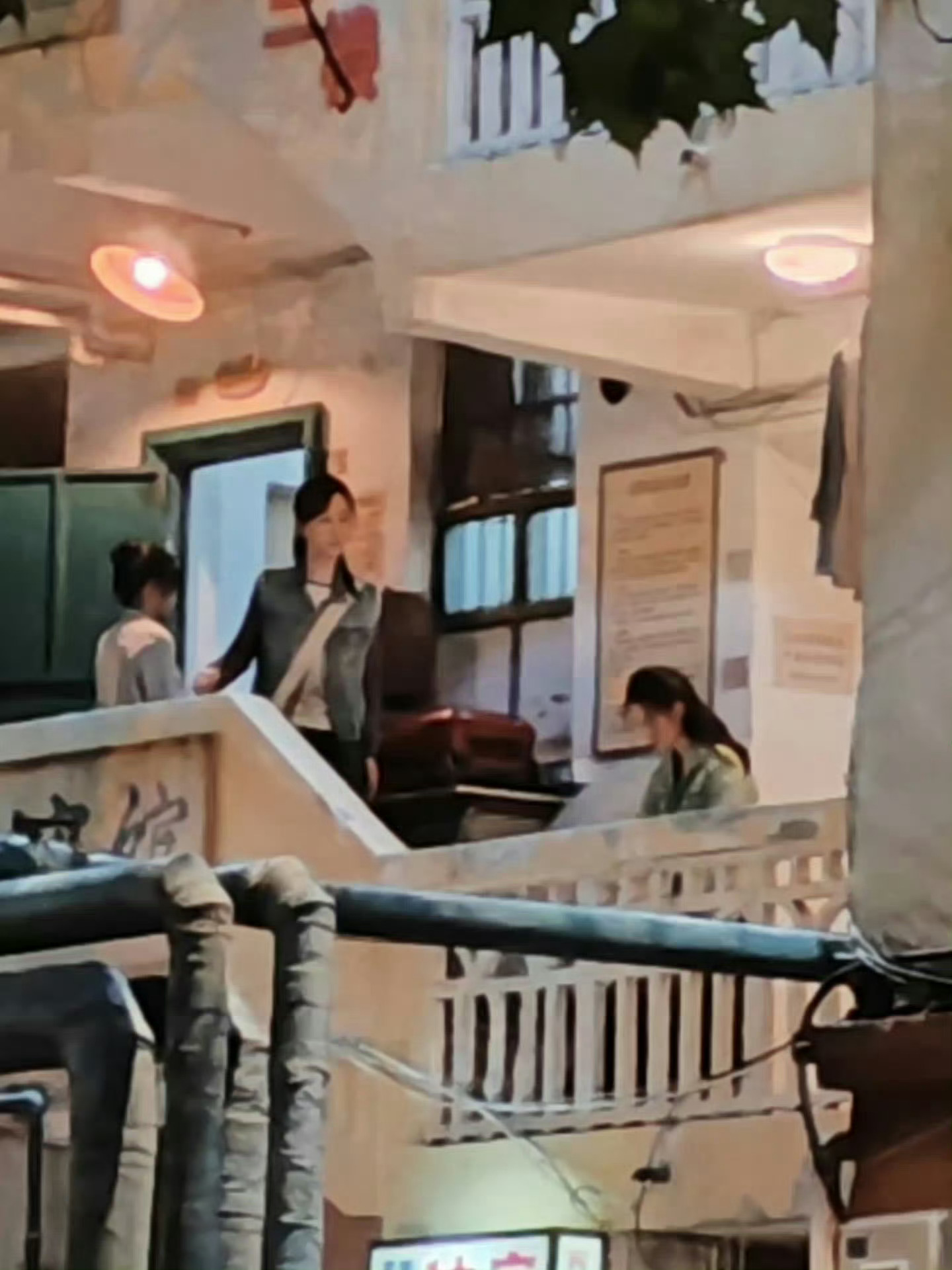啊杨紫不是在拍生命树吗？怎么有路透说杨紫去拍转念花开了[思考]罗伯特说杨紫双线上