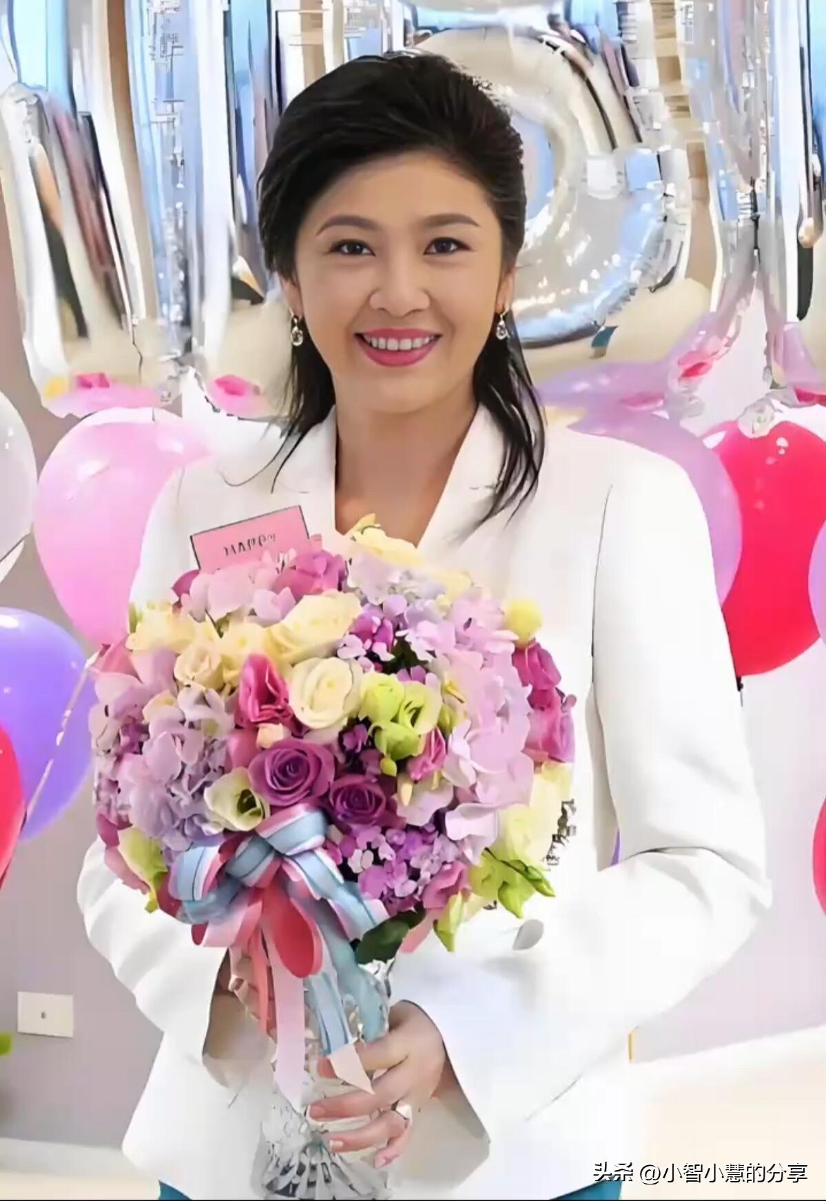 她比朱琳还要美，长相更是端庄秀丽，美丽大方又接地气，这种白色的西装特别适合她，气