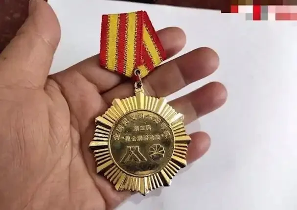 女孩见义勇为牺牲后，勋章被学校弄丢了