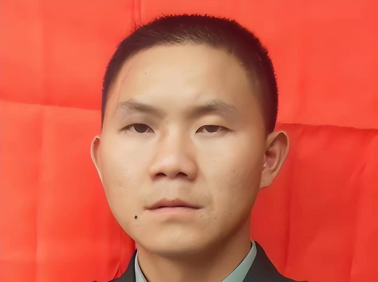 2001年，从成都开往武昌的一辆火车上突然出现了76个持械歹徒。当时车上只有23