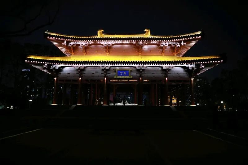 唐风曼妙
唐风曼妙冷月寒，
轩楹对绣绘诗篇。
清词妙卷欢歌笑，
进士骑马游长安。