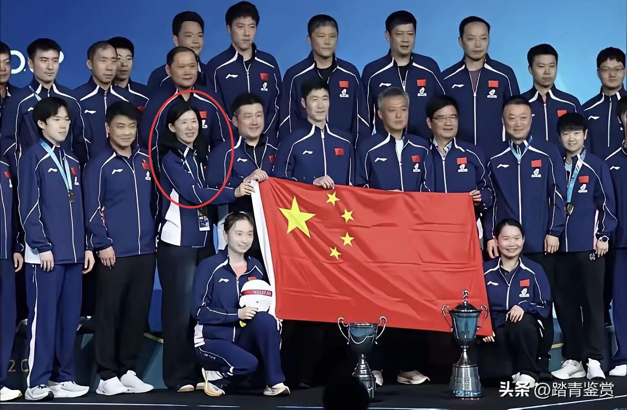 研究了一整天。国乒这张大合影中站在前排的这位年轻女士是谁？
      国乒澳门