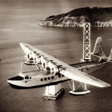 1985年11月，我国外交官何存峰乘坐美国客机飞往纽约，在飞行途中，何存峰去了一