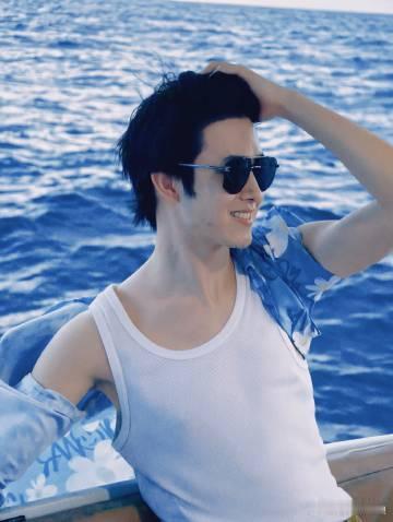 田嘉瑞海岛清爽少年感波光海面与晴空白云构成绝美背景，田嘉瑞神态放松自在，挥手打招