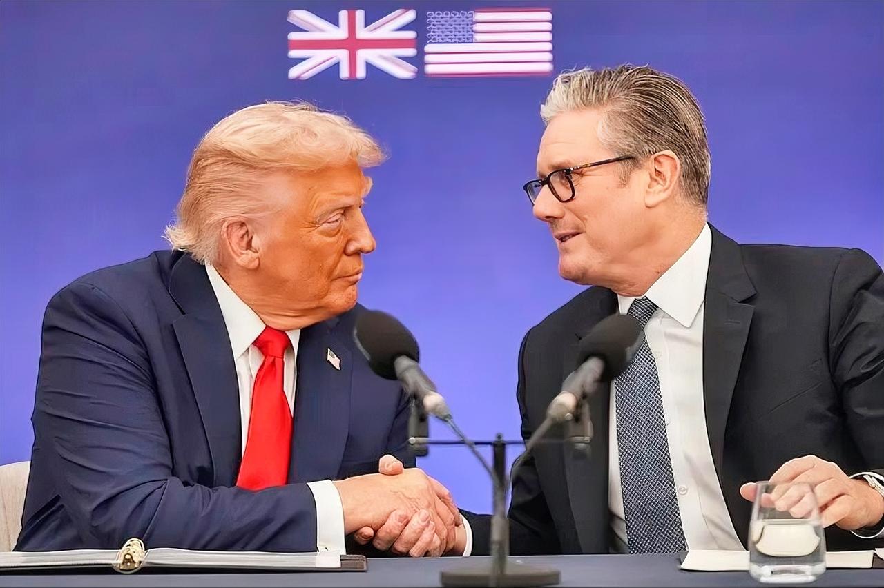 够快！斯塔默和特朗普通电话！

当地时间2月3日，英国首相斯塔默与美国总统特朗普