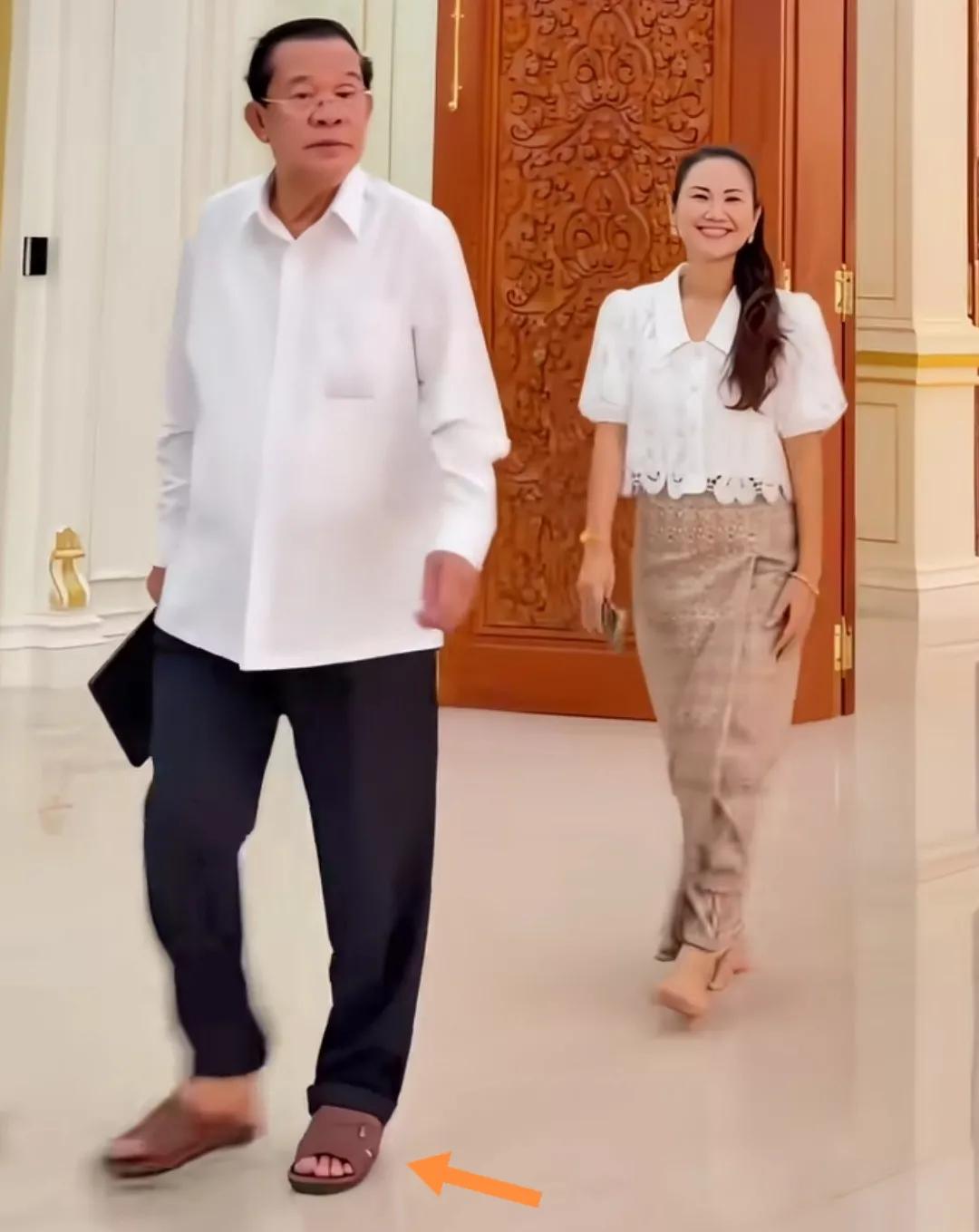 洪森穿凉鞋带女儿出席活动。