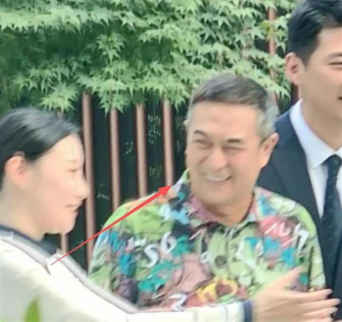 张嘉益，引发热议！

8月21日，一向低调的老戏骨张嘉益突然引发热议。这次不是因