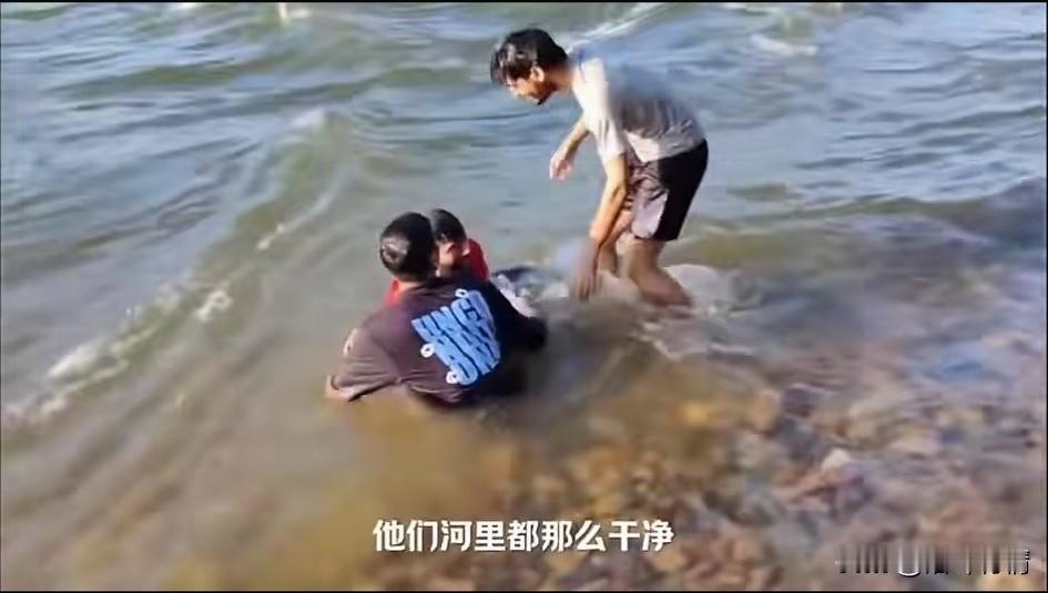 三名印度人在广西旅游，
看到广西的河水如此清澈，
就忍不住跳入水中，
开心的嘻嘻