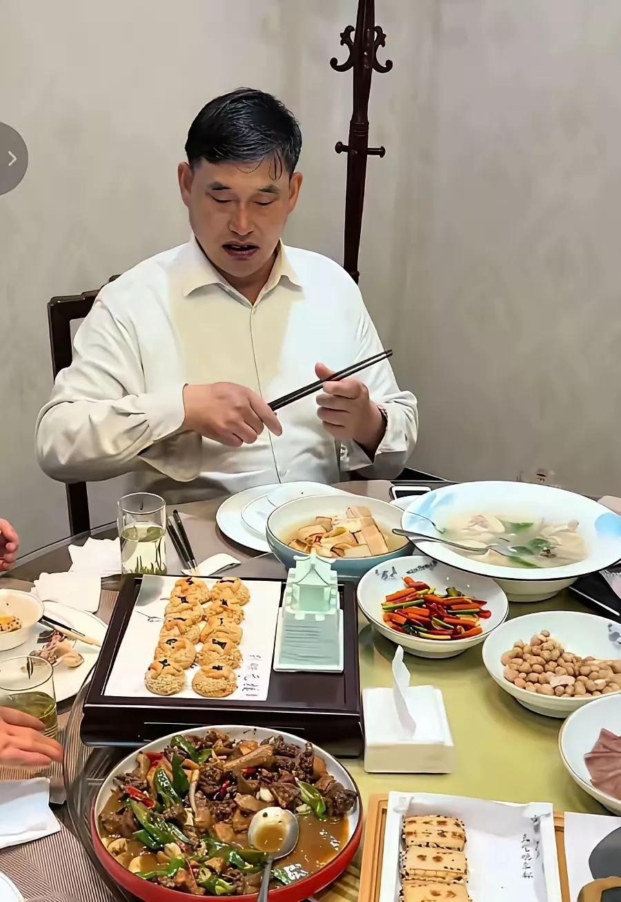 大衣哥朱之文为什么二十年热度还是不减？
接地气是他最厉害的杀手锏，那么多农民歌手