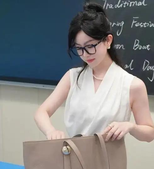 告诉你有关老师的一个秘密。

老师在学校里，都是这样说：教师应当尊重学生的人格，