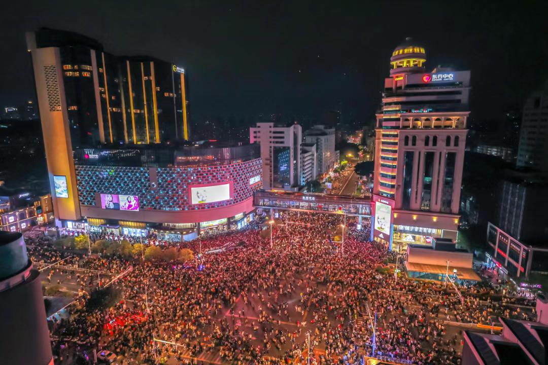 福州东百集团2026跨年档报告：

全集团客流累计达395万人次，同比增长40%