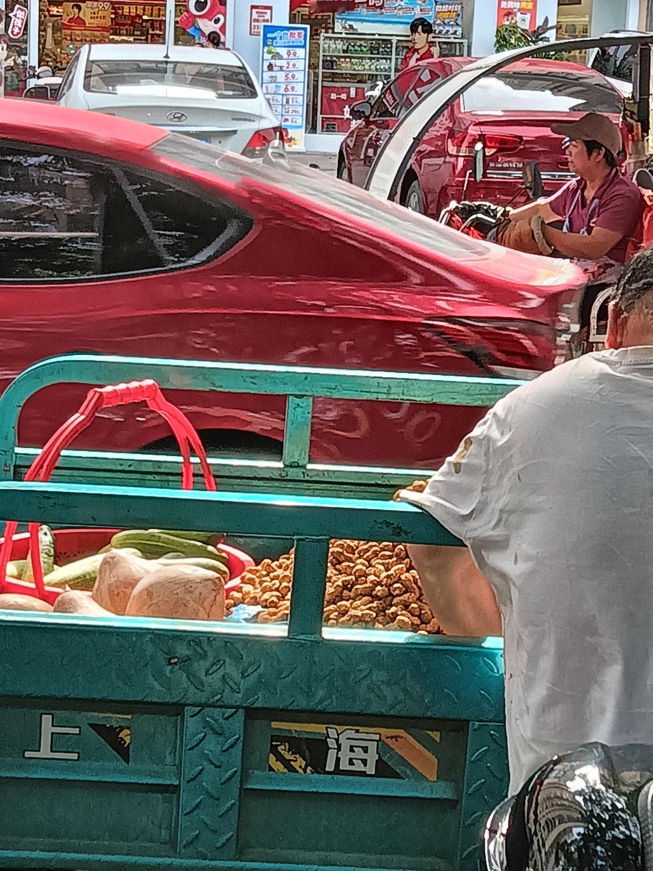 贵港市地处郁江大平原处，这里农业种植相当丰富，水稻玉米花生莲藕马蹄等享誉区内外。