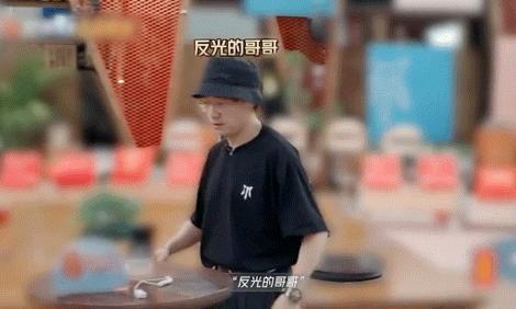 是王铮亮的恶评热狗你别听 披哥里王铮亮这波“恶评”太逗了！“闪光的哥哥出宿舍”提
