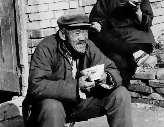1947年，一地主摸进柴房，一刀割断绳索，冒死放走被俘地下党，在那个战乱，人人只