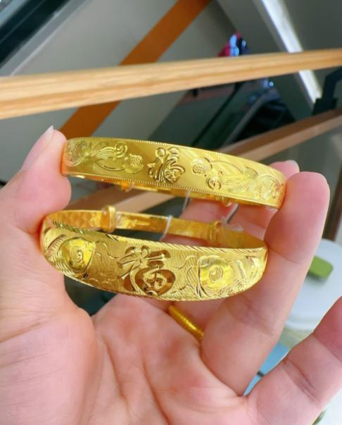 一声长叹，今天和一位刚逛完金店的老同学吃饭，他私下告诉我，现在买个金镯子，随随便