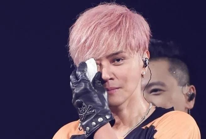 他说，自己成功的秘诀是不要脸[微笑]
再配合擦眼泪的动作，以及那眼神。
竟然无言