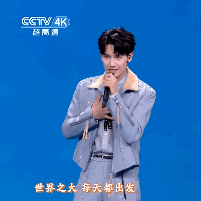 胡先煦被蓝色封印住了胡先煦打开衣柜发现全是蓝色，路透一身蓝条纹出镜，过往造型蓝到