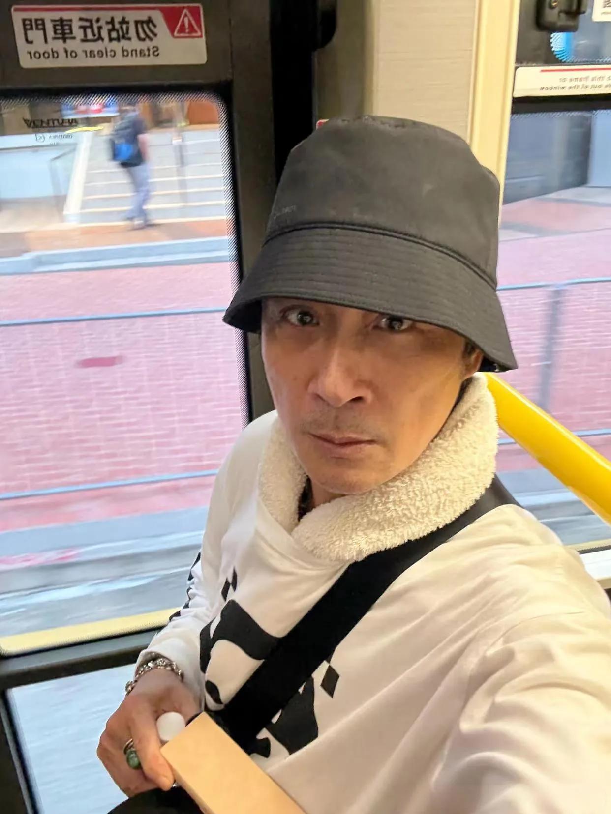 吴镇宇刷卡坐公交车时，车长就开始不爽，差点把他赶下车！他赶忙解释：我不是故意的，