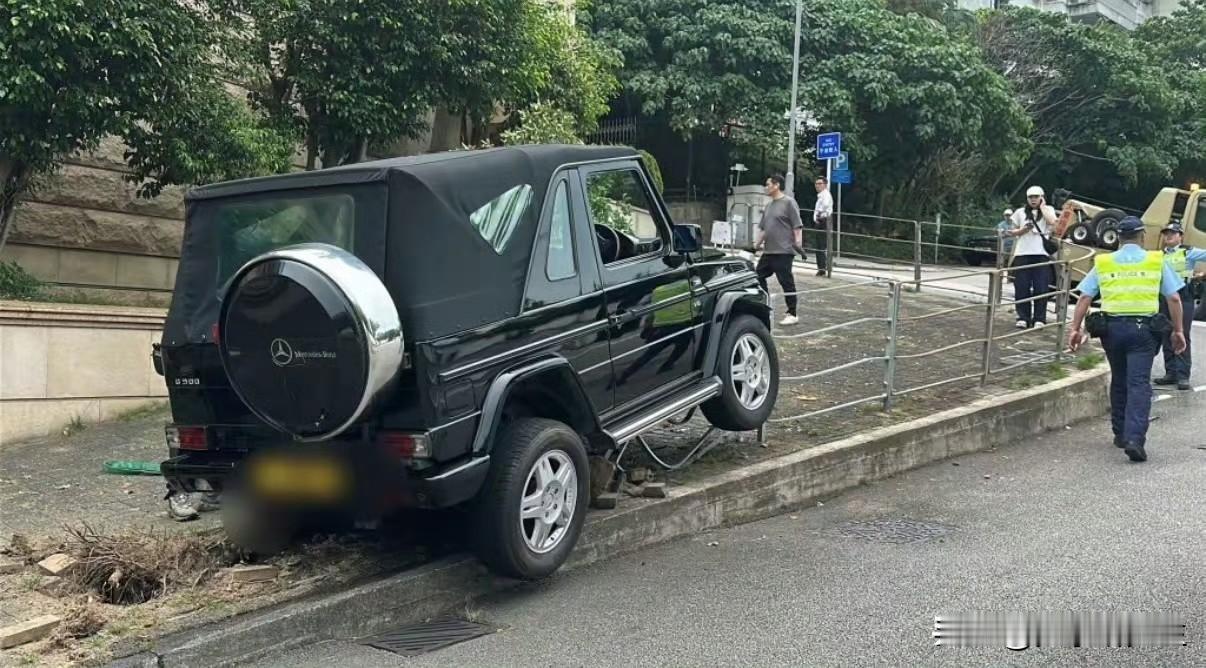 陈可辛今天上了热搜，
不是因为新片，而是一场意外。
11月11日中午，香港深水湾