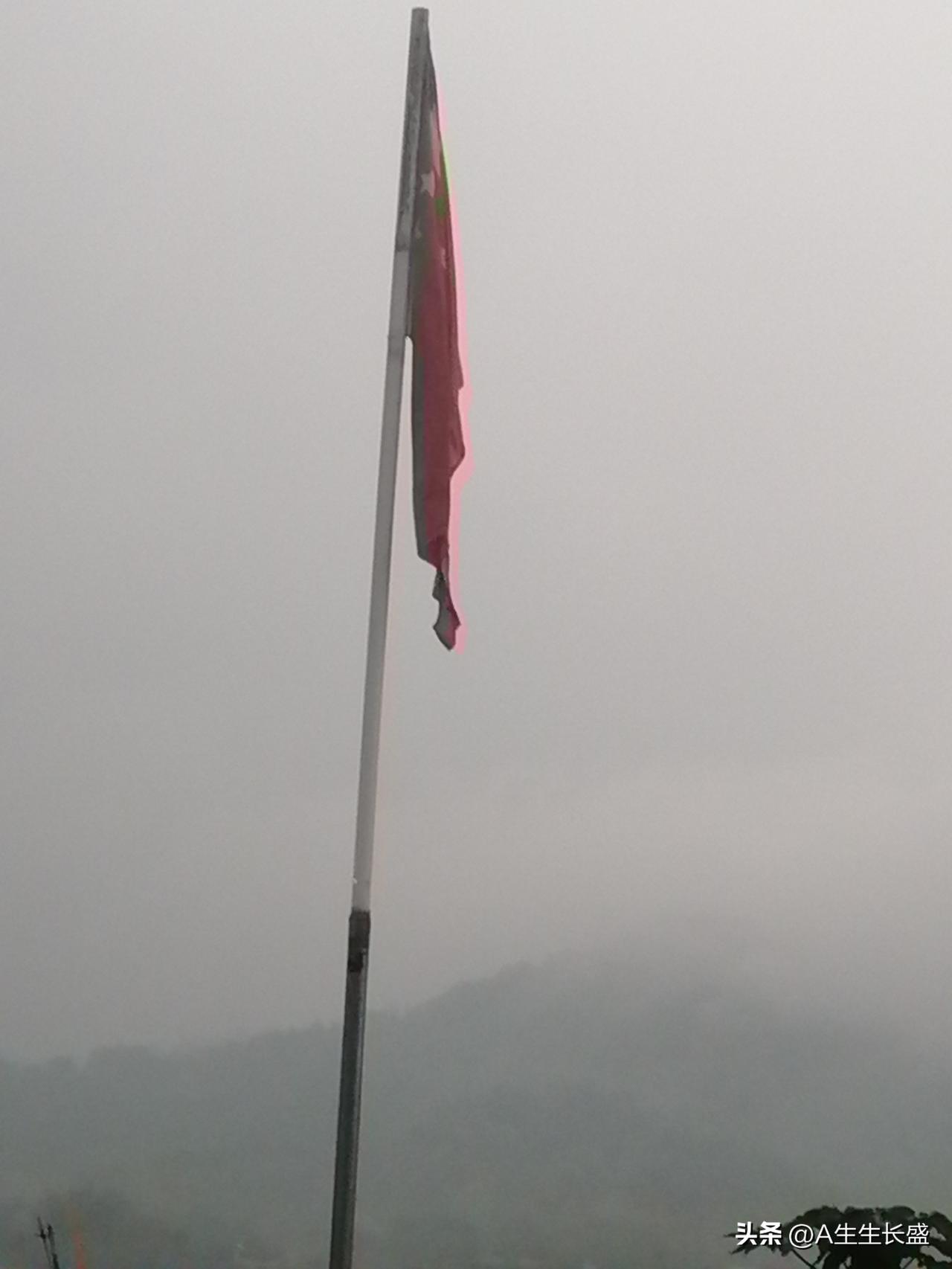 在农村老祖屋门坪前插国旗的可不普遍哦，那是大有来头大有讲究的！一般来说，门口插国